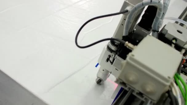 Машина для лазерного різання працює з білим списаним матеріалом — стокове відео