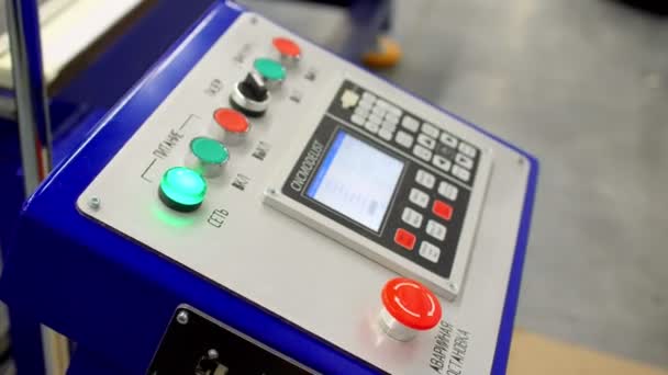 Renkli düğmeleri olan lazer kesici kontrol paneline hareket — Stok video