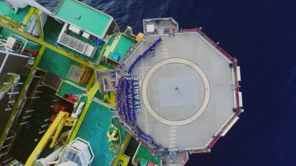 Funcionários da plataforma de perfuração do oceano desfrutam de concerto em terra de desembarque — Vídeo de Stock