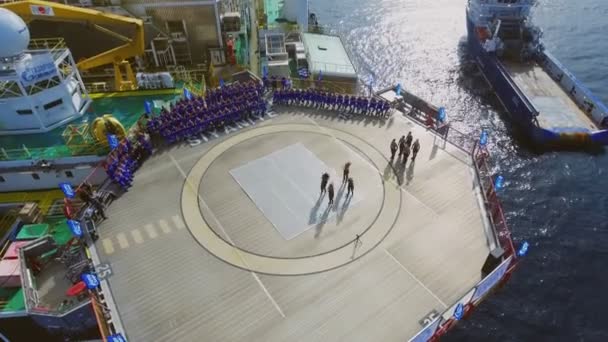 Dansçılar konserde deniz sondajı ekibinin önünde gösteri yapıyorlar. — Stok video