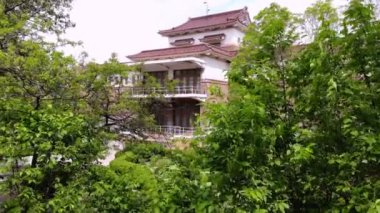 Geleneksel Asya pagoda çatıları olan şık bir bina.