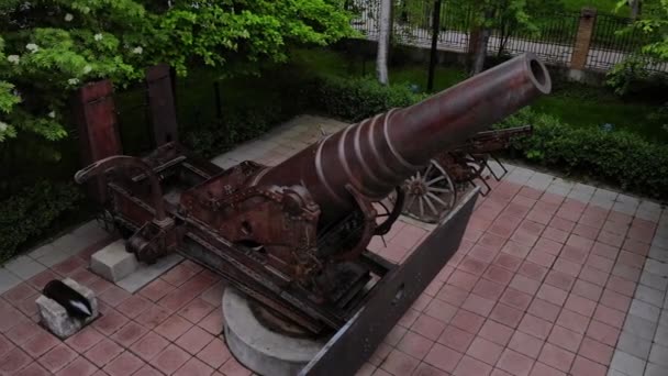 Vintage kanon en kogel op betegelde grond in groen stadspark — Stockvideo