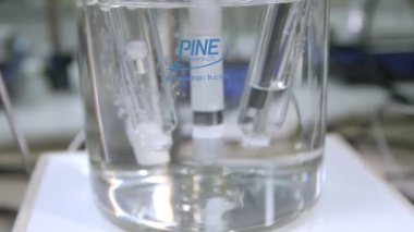 Test tüplü cam kap ve yükselen hava kabarcıkları