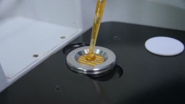 Laboratuvarda test aracına yağ damlatılıyor