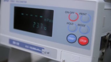 İşçi tuşa basar Test ekipmanlarının kontrol panelini başlatır
