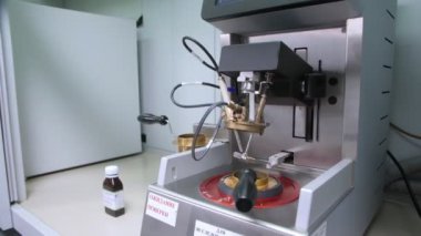 Petrol ürünüyle birlikte konteynıra konmuş makine sondaları