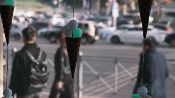 Crèmes glacées décoratives accrochées sur la vitrine du café dans la rue — Video