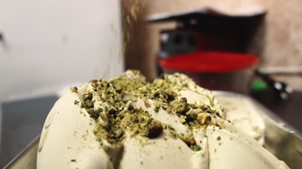 Verter pistacho verde se desmorona sobre un delicioso helado — Vídeos de Stock