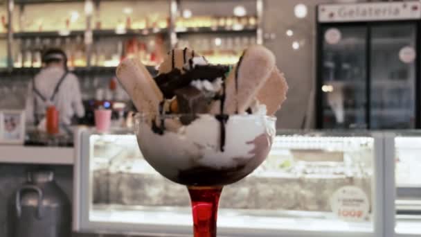 Mísa zmrzliny s čokoládou a sirupem v kavárně — Stock video
