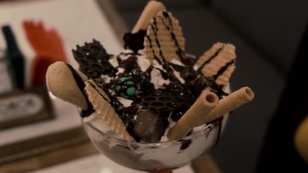 アイスクリームビスケットキャンディーとチョコレートシロップのデザート — ストック動画