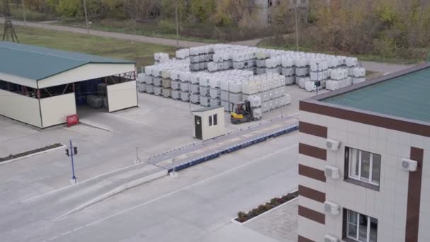 Forklift loader mengangkut kontainer sepanjang halaman gudang — Stok Video