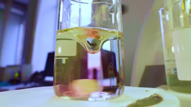 Zmiana koloru płynu z żółtego na różowy w laboratorium — Wideo stockowe