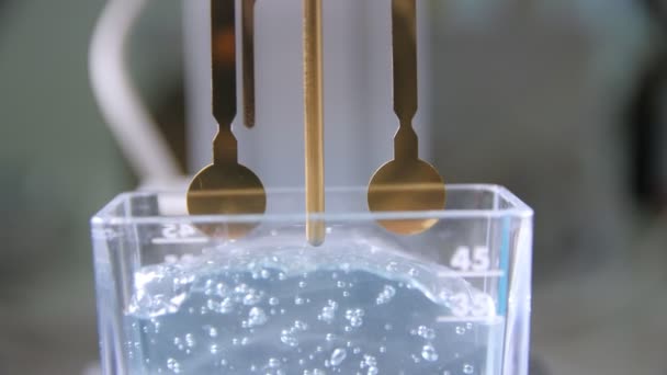 Memasukkan logam emas probe menjadi transparan jelly di laboratorium — Stok Video
