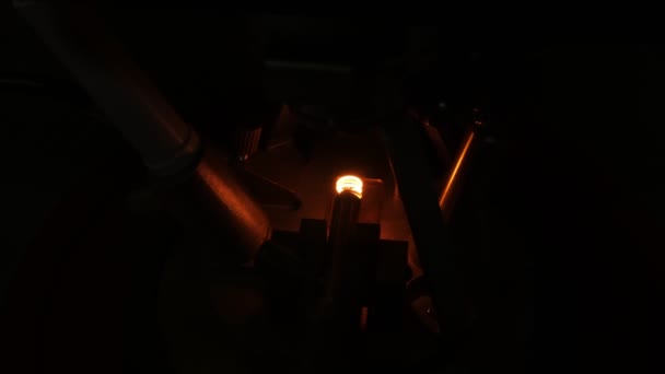 Spiraldetails leuchten und verschwinden in dunklen Behältern — Stockvideo