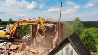 Kazıcı, köyün dışındaki terk edilmiş tuğla evi kırdı.