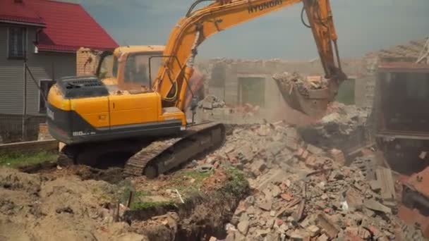 Excavadora de oruga pala escombros en el sitio de demolición — Vídeo de stock