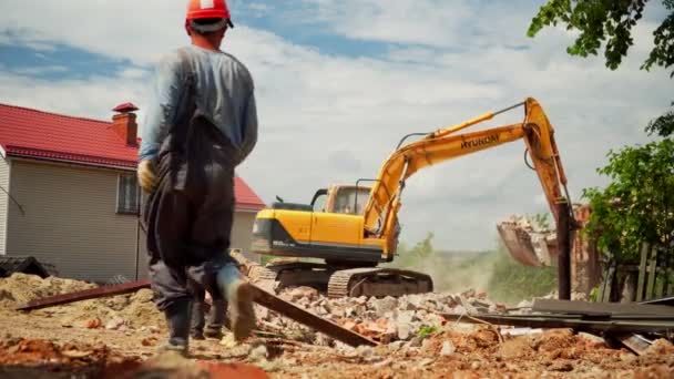İnşaatçılar ve kazıcılar köydeki eski evin enkazını temizliyorlar. — Stok video