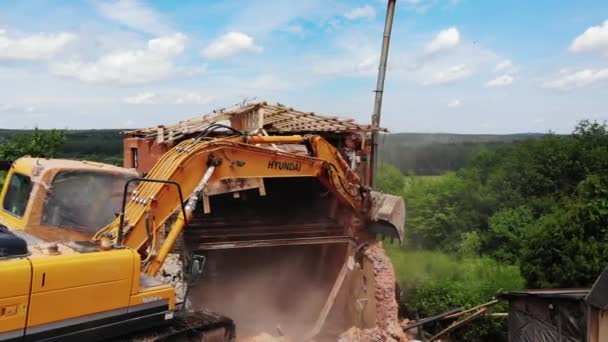 Excavadora destruye edificio abandonado en el sitio de demolición — Vídeo de stock