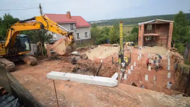 Працівники прикрашають новий будівельний фонд у селі Тімелапс. — стокове відео