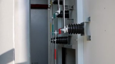 Elektrik üretim istasyonundaki şalter kutusunda ekipman