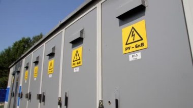 Karakolda yüksek voltajlı uyarı işaretli metal kutular