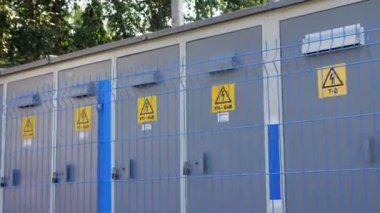 Elektrik santrali sitesindeki santral dolaplarının satırları
