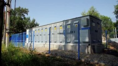 Köy Caddesi 'ndeki elektrik aktarım istasyonuna hareket