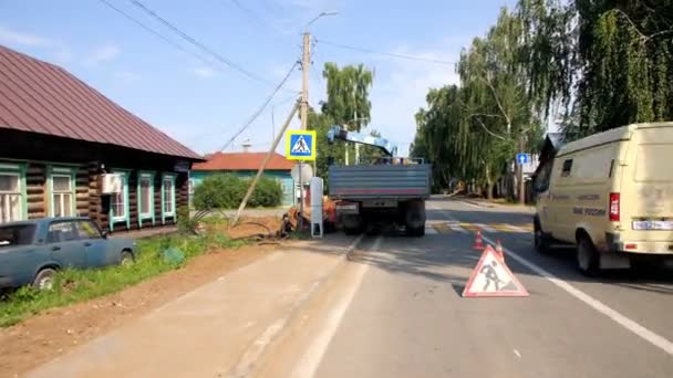 도로 공사 트럭 과 거리에서 전선을 위한 장비 — 비디오