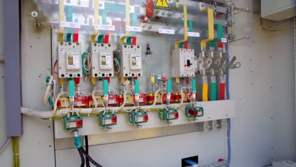 Bord met apparatuur en schakelaars op het elektrische substation — Stockvideo