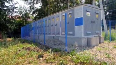 Mavi parmaklıkların arkasındaki elektrik dağıtım merkezi