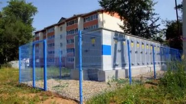 Yeşil Park 'taki binanın yakınındaki elektrik santrali.