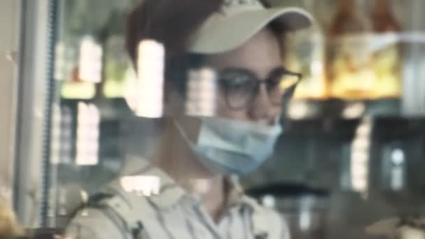 Γυναίκα με μάσκα παίρνει κώνο γκοφρέτας για να σερβίρει παγωτό στο κατάστημα — Αρχείο Βίντεο