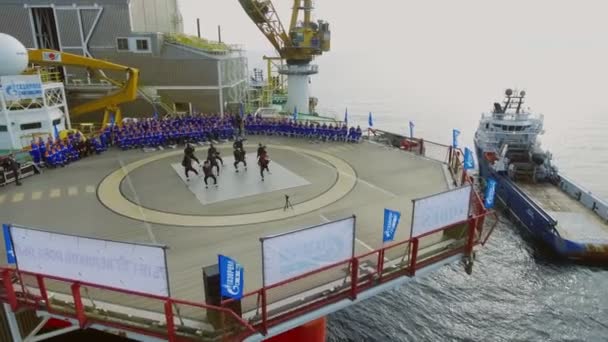 Medarbetare laget gillar dansare som utför på havet oljerigg — Stockvideo