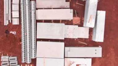 Beton plaka ve kamyon vinci yığınlarının üzerinde kamera yükseliyor