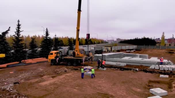 Construtores tomar grande bloco de concreto transportado por guindaste caminhão — Vídeo de Stock