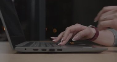 İş yerindeki laptopta zarif manikürlü kadınlar.
