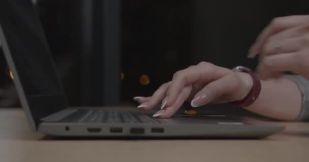 Mulher com tipos de manicure elegantes no laptop no local de trabalho — Vídeo de Stock