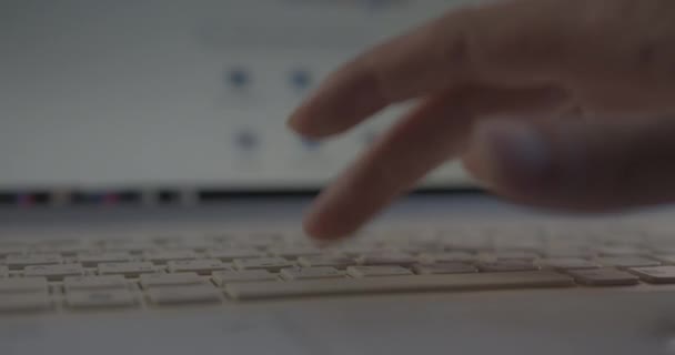 Frau tippt Text auf weiße Tastatur eines modernen Laptops — Stockvideo