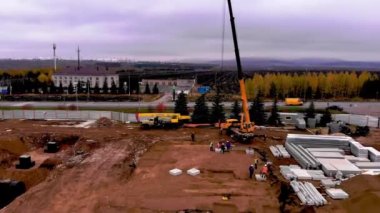 Beton bloklu turna ve inşaat alanında çalışan işçiler