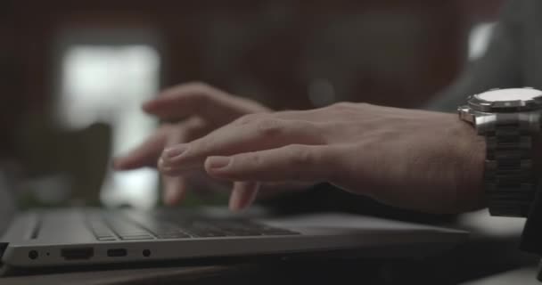 Geschäftsmann mit Armbanduhr schreibt im Büro E-Mail auf Laptop — Stockvideo