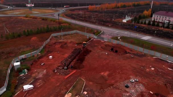 Futur chantier de construction de station service avec clôture près de la route — Video
