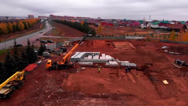 Station-service chantier de construction avec de grandes citernes et grue — Video