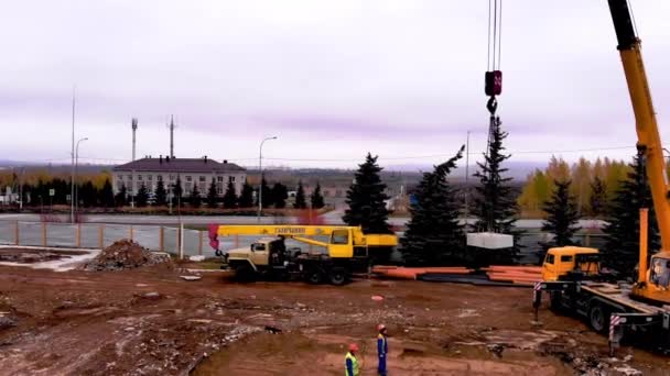 Muncitorii controleaza transportul blocului cu macara — Videoclip de stoc