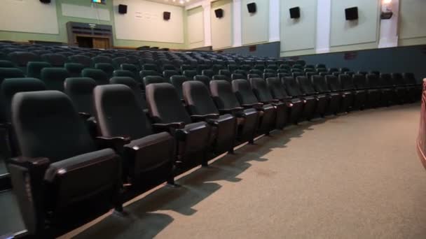 Mouvement passé rangées de chaises dans l'auditorium vide spacieux — Video