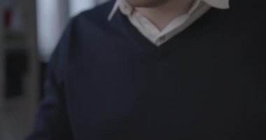 Yakın planda bilgisayar klavyesinde iş adamı tipleri