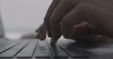 Ofiste çalışan dizüstü bilgisayarın klavyesinde çalışan eleman tipi metinler