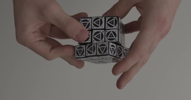 Smart person löser Rubik kub pussel på vit bakgrund — Stockvideo