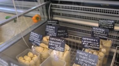 Dondurucu dolapta farklı dondurulmuş hamur köfteleri var.