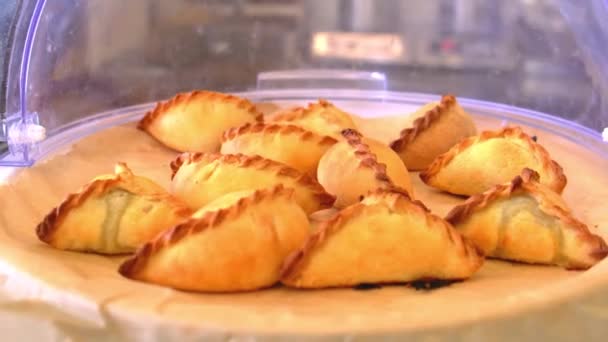 Deliciosos pasteles frescos en bandeja redonda con tapa de plástico cúpula — Vídeo de stock