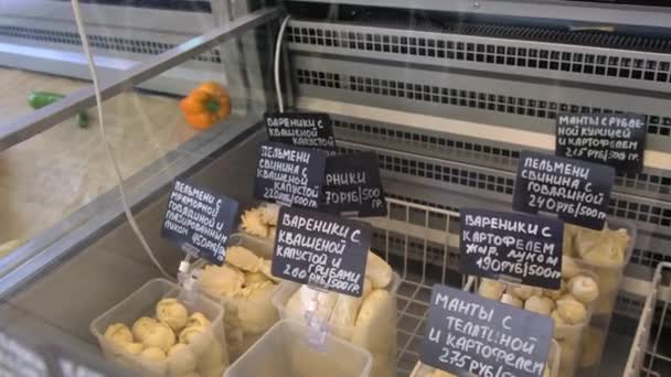 Olika frysta dumplings i kylskåpet i butik — Stockvideo